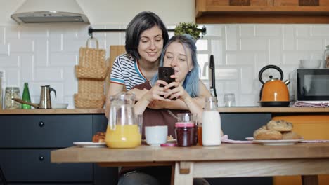 Front-view-video-of-women-with-the-phone-during-breakfast.