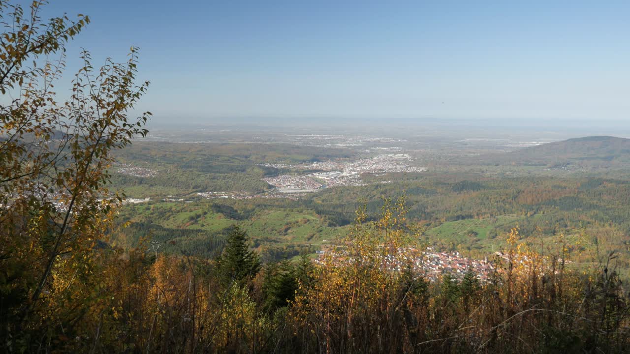 독일 검은 숲의 teufelsmühle에서 여러 작은 도시가 있는 라인강 계곡의 전망