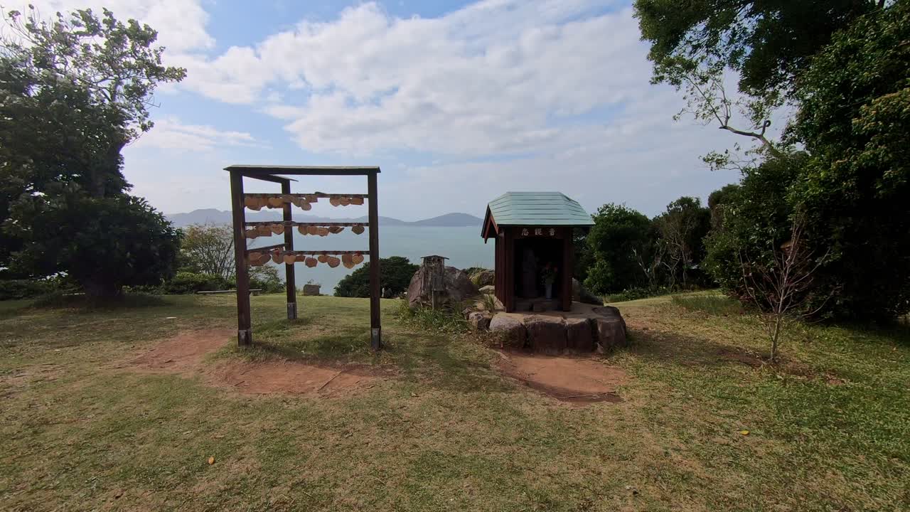 pequeño santuario sintoísta aislado en la isla de nokonoshima, fukuoka, japón en el día