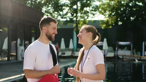 Rettungsschwimmer-Unterhalten-Sich-Am-Pool