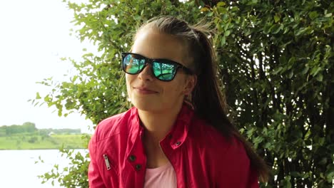 chica con chaqueta roja sentada en el parque