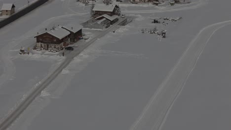 Impresionante-Vídeo-Con-Drones-De-Los-Alpes-De-Livigno:-Picos-Nevados,-Ciudad-Y-Pueblo-De-Montaña,-Ideal-Para-Anuncios-Turísticos-Y-De-Invierno-De-Alta-Calidad.