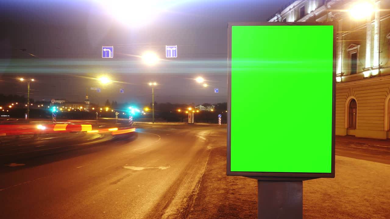 Un cartellone pubblicitario con schermo verde su una strada. Time Lapse.