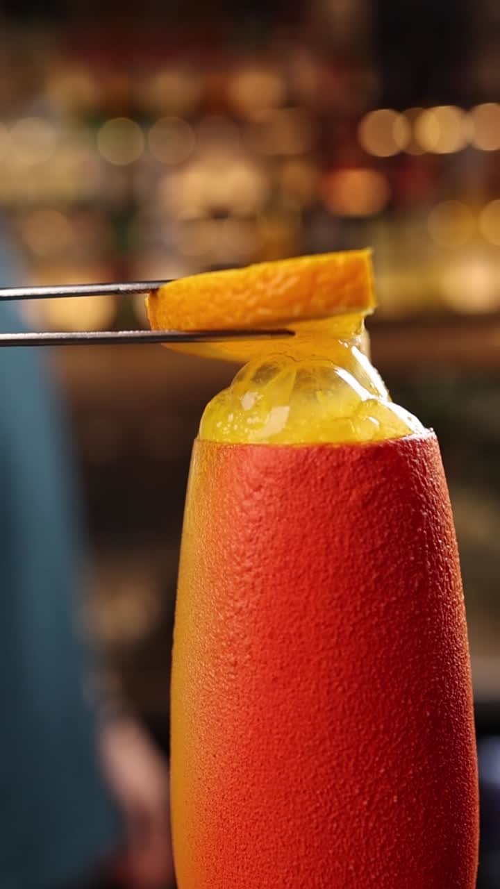 Un cocktail decorato con una fetta d'arancia