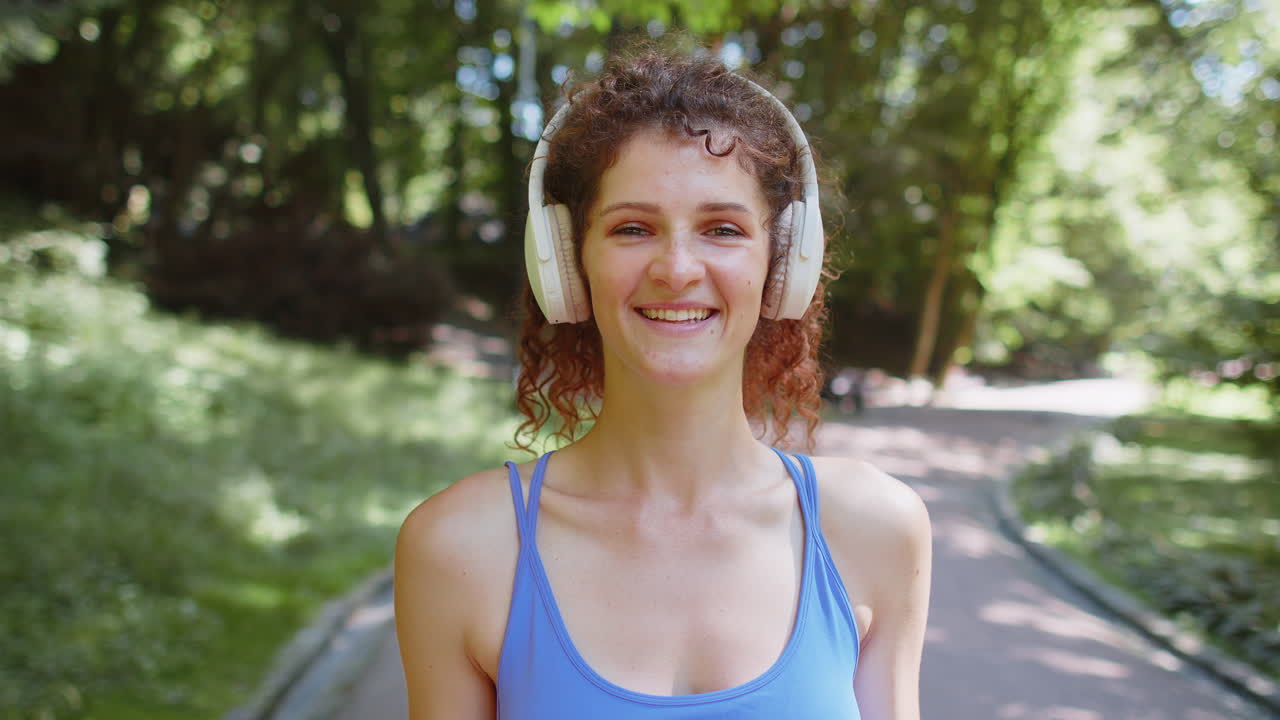 Donna felice che si allena in un parco