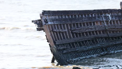 los restos de un barco oxidado en la playa de pattaya