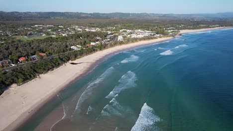 Vista-Aérea-De-La-Playa-Principal-De-Byron-Bay,-Nueva-Gales-Del-Sur,-Australia---Disparo-De-Un-Dron