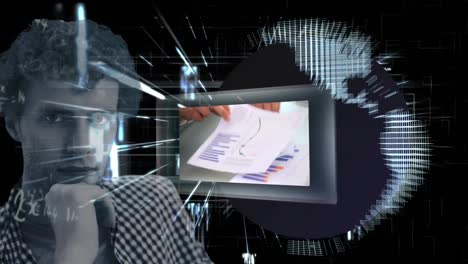 animación de pantallas digitales y globo sobre el hombre caucásico