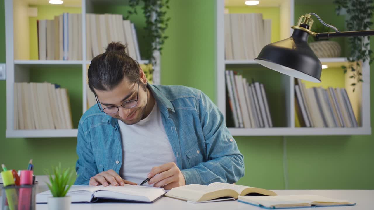 y un joven estudiante universitario exitoso y feliz.