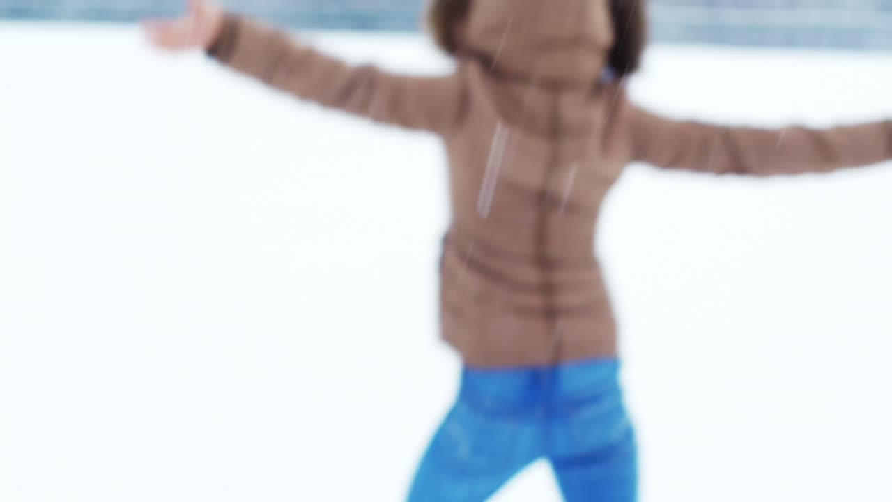 animación de nieve cayendo sobre una mujer caucásica sonriente bailando en la nieve