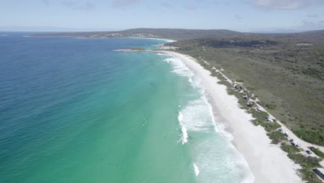 Taylors-Beach-–-Unberührter,-Abgelegener-Küstenabschnitt-Mit-Türkisfarbenem-Meer-Und-Weißem-Sand-In-Den-Gärten-In-Tasmanien