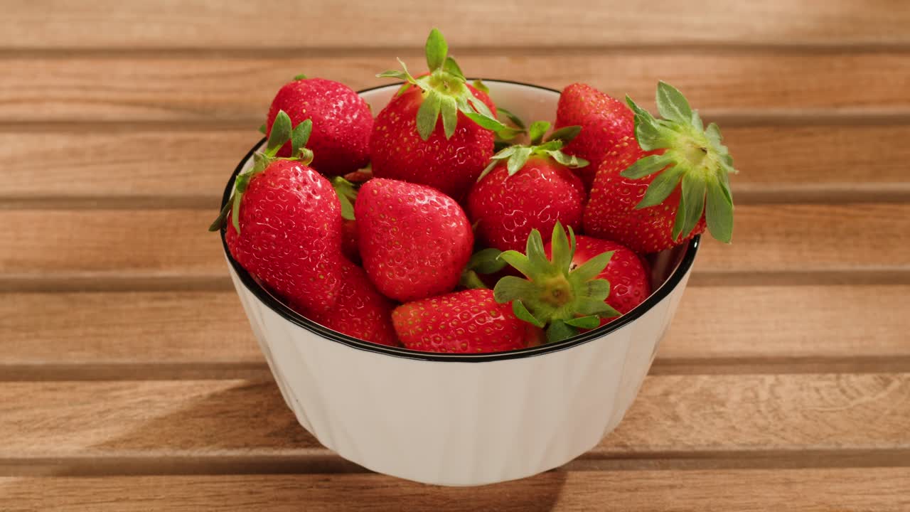 fresas de fresa en un cuenco blanco