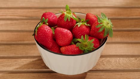 fresas de fresa en un cuenco blanco