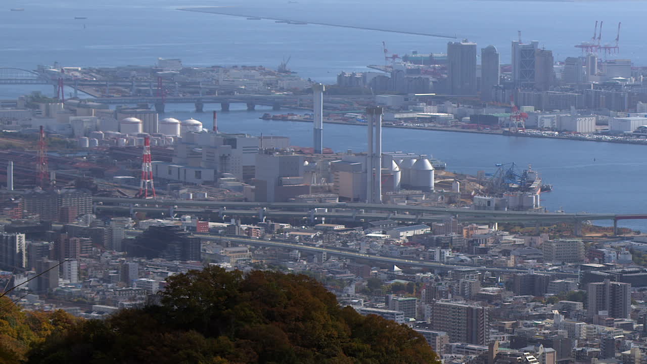 Céu enevoado da paisagem urbana industrial moderna à beira-mar de uma montanha distante