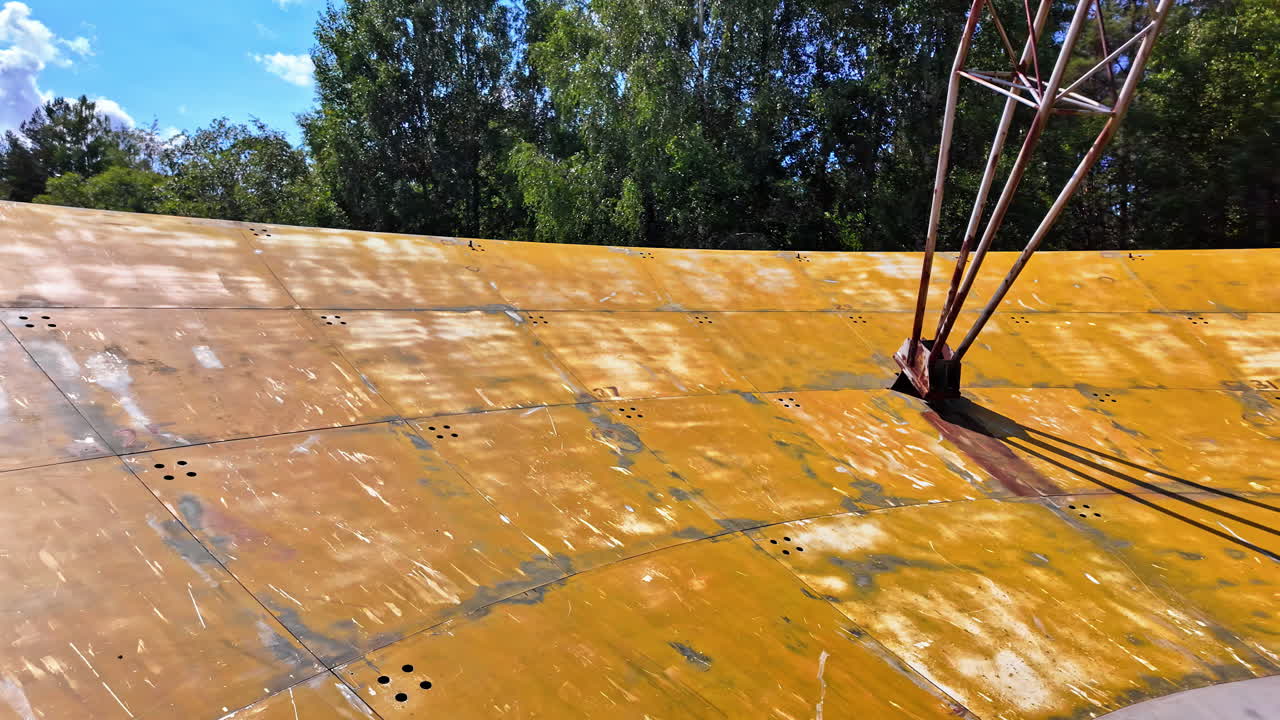 Vue du radiotélescope Irbene abandonné et rouillé en Lettonie.