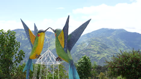 un símbolo de dos pájaros besándose con un hermoso paisaje en el fondo