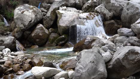 Ein-Kleiner-Fluss-In-Den-Ausläufern-Der-Himalaya-Berge-Von-Nepal