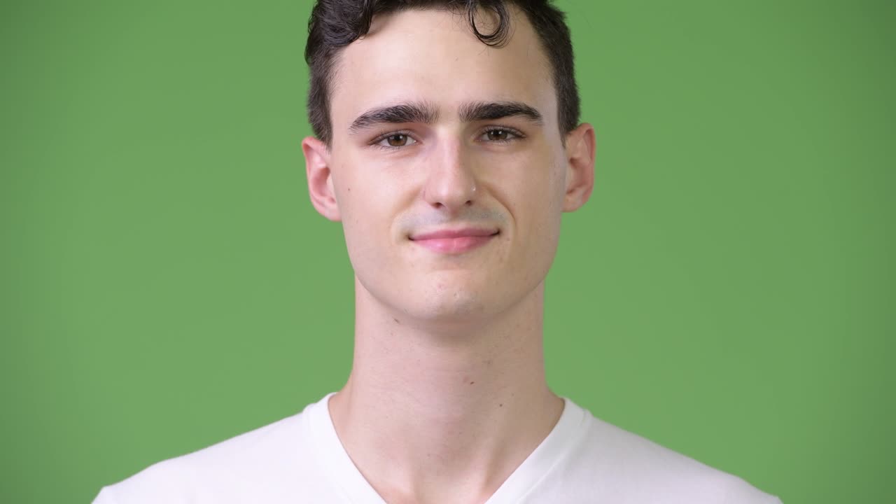 Giovane bell'uomo su sfondo verde