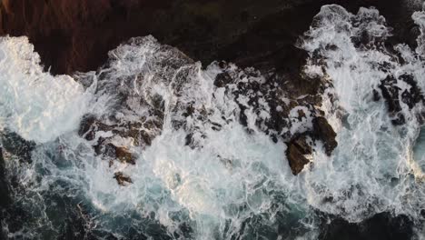 Eine-Nahaufnahme-Der-Felsigen-Küste-Am-Lanai-Lookout-Auf-Hawaii,-An-Der-Die-Wellen-Krachen