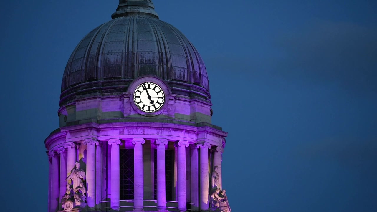 Vista ravvicinata dello storico orologio della Council House, un punto di riferimento in Old Market Square nel cuore del centro di Nottingham, Inghilterra, che ne evidenzia i dettagli architettonici