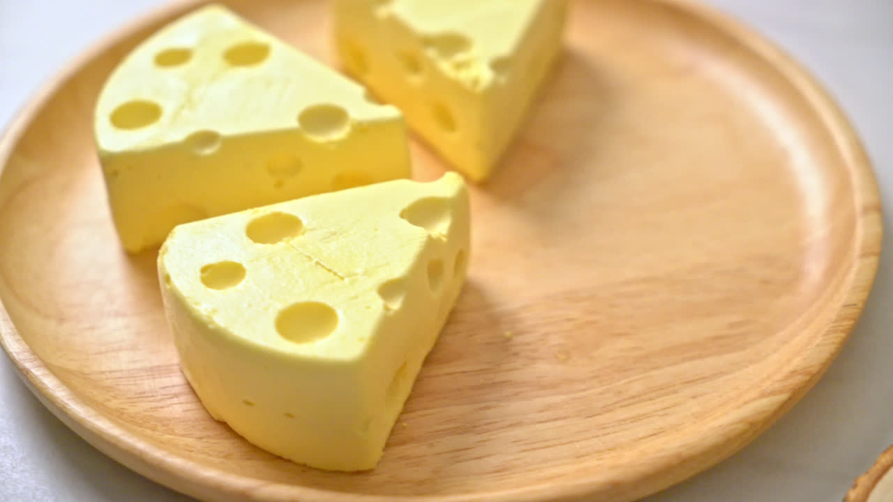 톰 - 나무 접시에 제리 치즈 케이크