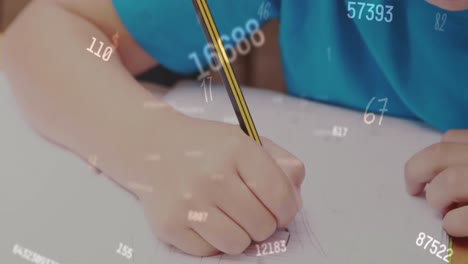 animación de números y símbolos cambiantes sobre estudiantes caucásicos escribiendo en un libro