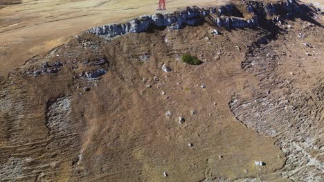 antena del condado de prahova, muntenia, rumania, drone vuela sobre la formación de montañas rocosas