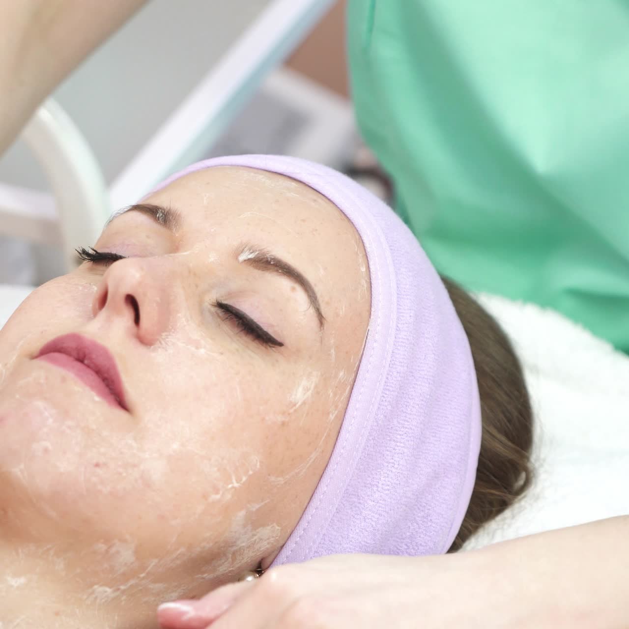 una mujer recibiendo un masaje en el spa.