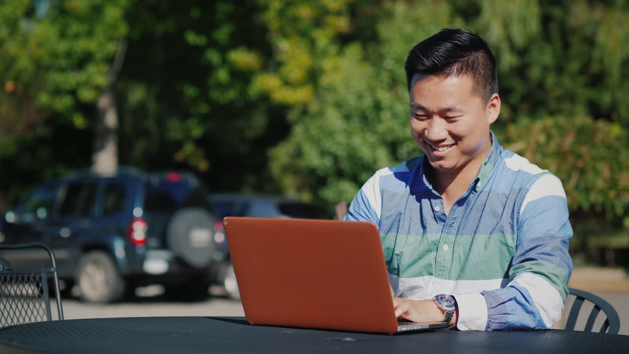 야외에서 노트북 작업을 하는 행복한 사람