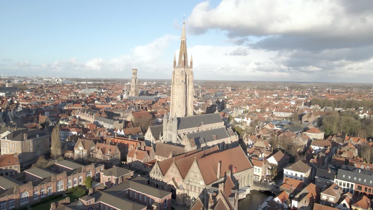 Vista aérea de la Iglesia de Nuestra Señora, Brujas, en un bonito día soleado, toma de dron 4k