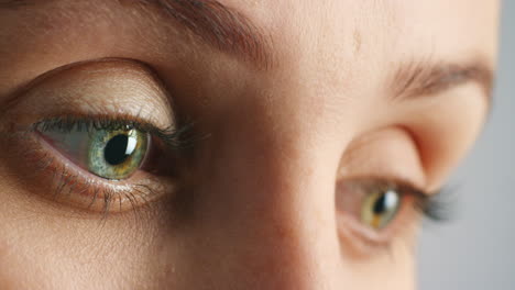 Eye,-vision-and-focus-with-the-green-eyes