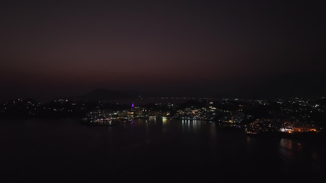 Paesaggio suggestivo nei resort della città di Manzanillo di sera, a Colima, penisola di Santiago, Messico
