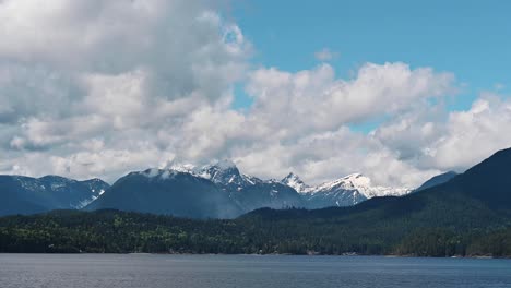 Hermoso-Paisaje-En-Columbia-Británica-Con-Montañas-Cubiertas-De-Nieve