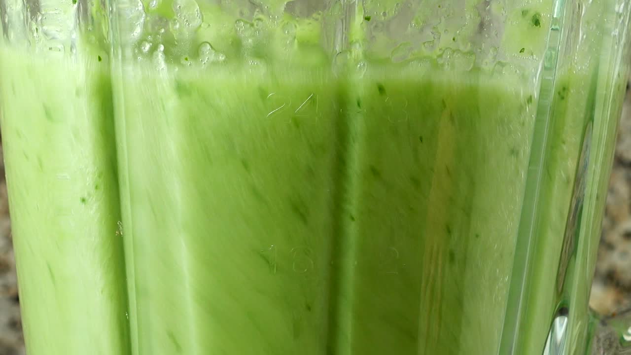 Preparazione di un cocktail con cetrioli, menta e lime