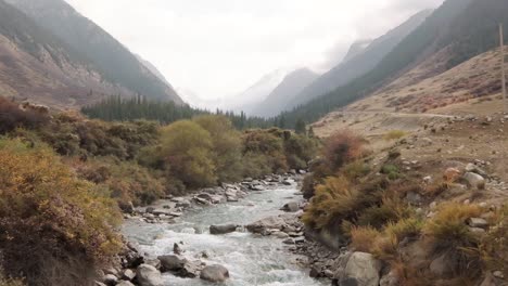 Fahren-Und-Reisen-Durch-Das-Erstaunliche-Barskoon-tal-In-Kirgisistan-In-Zentralasien