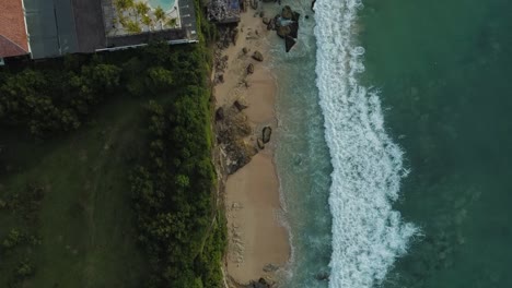 Hermosa-Playa-De-Bingin-Con-Casas-De-Acantilados-Exóticos-Y-Hotel-Ubicado-En-Bali,-Indonesia