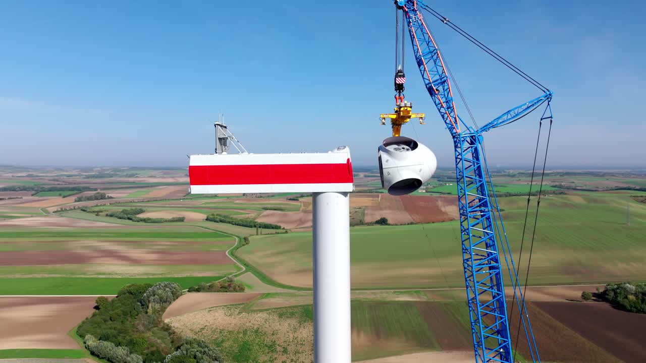 크레인을 사용하여 풍력 터빈 탑 위에 나델에 로터를 설치