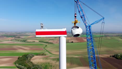instalación del rotor en la góndola en la parte superior de la torre de la turbina eólica con una grúa