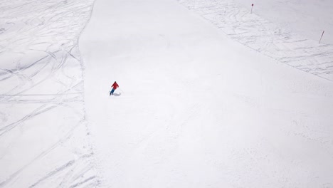 4k-Luftaufnahmen,-Drohne,-Die-Skifahrern-Auf-Der-Skipiste-Im-Skigebiet-Folgt