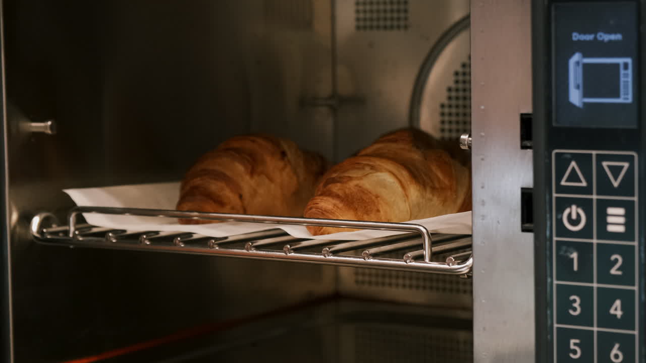 Perfectly Baked Croissants: A Crispy Delight