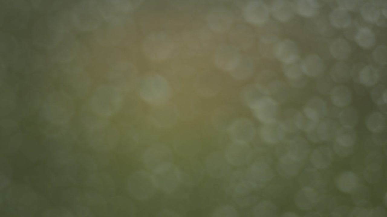 Regndråber, der falder på et vindue med sløret bokeh-baggrund