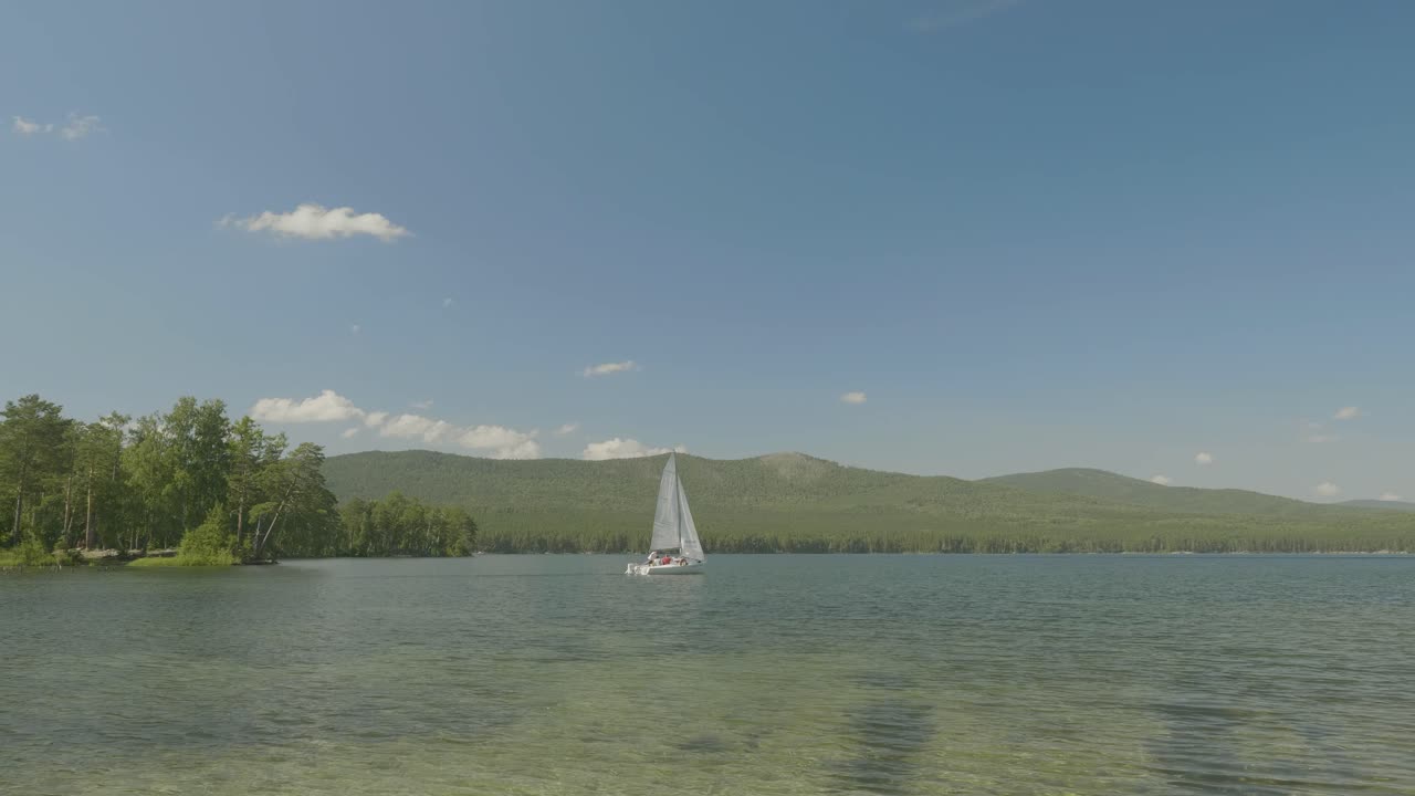 un velero en un lago tranquilo
