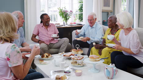 Eine-Gruppe-älterer-Freunde-Genießt-Gemeinsam-Den-Nachmittagstee-Zu-Hause