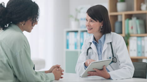 reunión, médico y mujer con resultados en la tableta