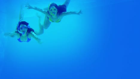 Amigos-Felices-En-Snorkel-Sumergiéndose-En-La-Piscina.