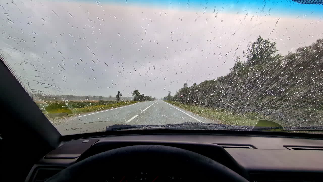 폭풍우, 비가 오는 날씨에 시골 도로를 따라 차량을 운전하는 것 - 유리창을 따라 물방울이 흐르는 것 - 운전자의 관점