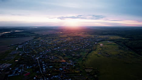 luchtbeeld van een mooi dorp bij zonsondergang in de zomer