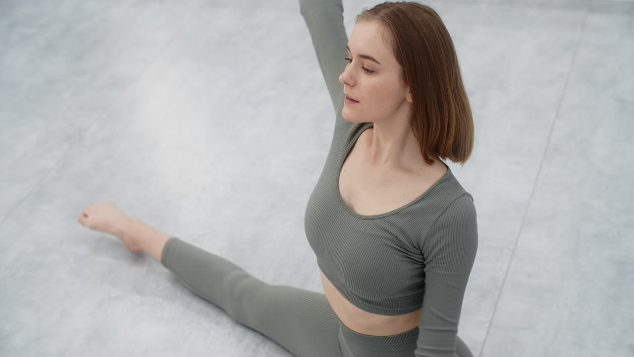 mujer estirándose en postura de yoga