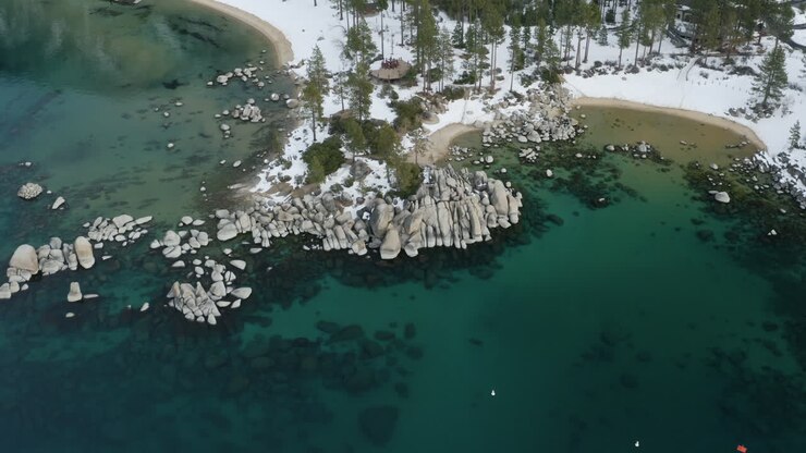 Discesa aerea sopra Sand Harbor, Lago Tahoe, fino alla linea dell'acqua.