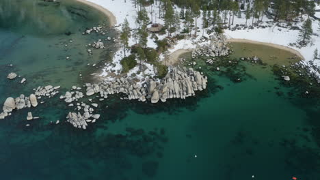 Descenso-Aéreo-Sobre-El-Puerto-De-Arena-Del-Lago-Tahoe-Hasta-La-Línea-De-Flotación